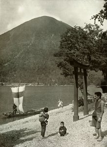 Nantai-Zan and Lake Chuzenji, 1910.  作者 赫伯特·庞廷