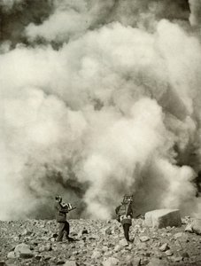 爆炸发生后，阿萨马斯火山口的烟雾和蒸汽升起，1910年。 作者 赫伯特·庞廷