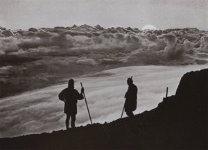 Sunset from the Summit of Fuji (b/w photo) 作者 赫伯特·庞廷