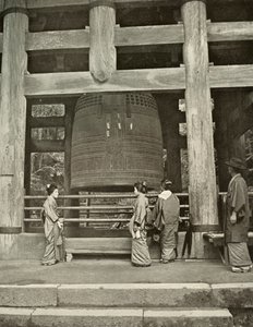 Chio-In寺的大钟，1910年。 作者 赫伯特·庞廷