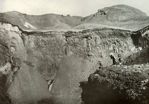 富士山圣火山口，1910年。 作者 赫伯特·庞廷