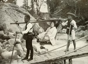 1910年在箱根山区乘山鹿之路旅行。 作者 赫伯特·庞廷