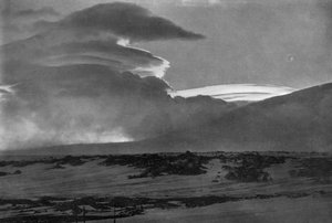 埃雷布斯山上的鲸背云，c19101913，1913。 作者 赫伯特·庞廷