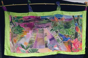 玛雅寺，2005年（丝绸上的染料）。 作者 希拉里·西蒙（Hilary Simon）