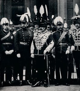 未来的爱德华七世国王和皇后区牛津郡轻骑兵团的军官，1897年，1911年