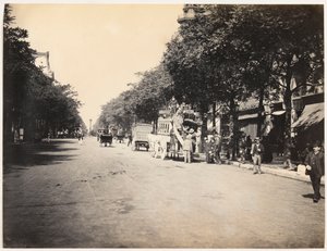 巴黎大道上的公共汽车，约 1890 年（黑白照片） 作者 伊波利特布兰卡尔