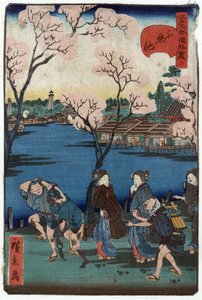 日本东京，忍足池：一群人在忍足池畔散步，背景是樱花和民居