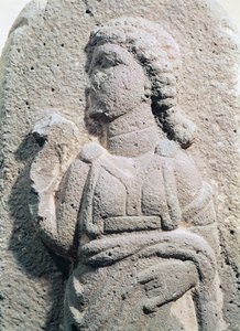 救济描绘一位穿着传统服饰的赫梯女子，来自叙利亚，公元前1300-1200