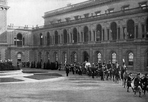 1901年2月1日，维多利亚女王的葬礼队伍离开怀特岛的奥斯本故居。