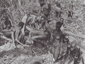 非洲：苏丹帆船上的努埃尔族女孩（黑白照片） 作者 雨果·阿道夫·贝尔纳齐克