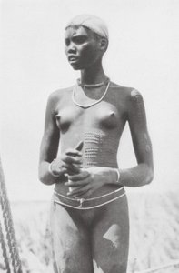 努埃尔族女孩（黑白照片）