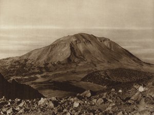 墨西哥：从普埃布拉州奥里萨巴山看到的 "黑山脉"（黑白照片）