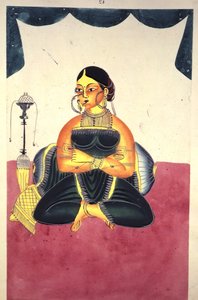Add Or 906 一位盘腿而坐的宫女，旁边是一个 "纳吉拉 "烟斗，约 1865 年（纸面水彩和银色颜料） 作者 印度学校