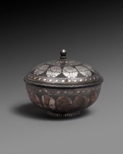 碗和金属合金盖饰，镶有银，每束都带有一束自然主义的花朵，1700-1899年 作者 印度学校