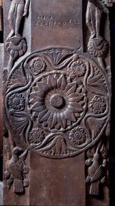 佛教：饰有花卉图案的奖章 - detail du stupa de Bharhut (Bharhut, Beyrouth) 黑色石头的低浮雕，公元前 2 世纪（公元前 2 世纪） - 加尔各答，印度博物馆 作者 印度学校