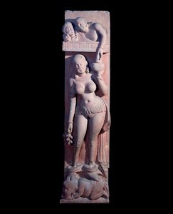 坐在矮人上的少女，拿着葡萄和一壶酒（红砂岩雕塑，贵霜帝国） 作者 印度学校