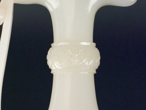从匕首手柄与花艺设计（和田玉）的细节 作者 印度学校