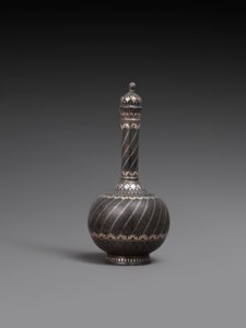 烧瓶，罩子和架子，或镶有银的金属合金盘子，1700-99年 作者 印度学校