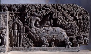 Hinduism: “” Krishna or Venugopala, master of the flute cows””” Black stone sculpture, right part (Krishna as Venugopala) 12th century (12th century) from Halebidu, Mysore - Calcutta, Indian museum 作者 印度学校