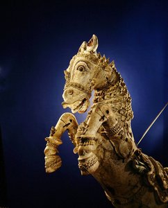 马，来自Ritual Temple Chariot（彩绘木）