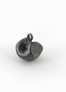 吊坠或铃铛（银色） 作者 印度学校