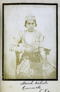 太监米亚-萨胡布（Meah Sahub）[肖像]，约 1856-57 年（黑白照片 作者 印度摄影师