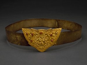 十九世纪末，巴厘岛，瓜隆王国，皮带扣（黄金和凸圆形红宝石） 作者 印尼学校