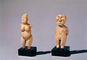 一个男人和一个女人的两个小雕像，来自白令海峡