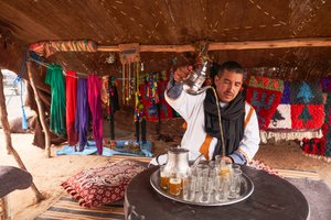 2019年，摩洛哥梅尔祖加附近沙漠中的厄格切比（Erg Chebbi），一名当地人正在为游客奉上薄荷茶（图 作者 艾拉·布洛克