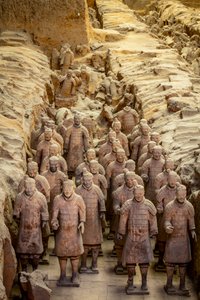 在兵马俑博物馆，1 号坑区域的各种兵马俑场景......，2009 年（照片） 作者 艾拉·布洛克