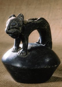 奇穆风格的陶瓷猫科动物，发现于秘鲁普拉丘科。其估计年龄为 500 - 600 岁。 作者 艾拉·布洛克
