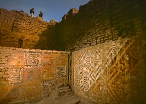 2005 年，El Brujo.... 的 Huaca Cao Viejo 墙上的精美艺术品（照片）。 作者 艾拉·布洛克