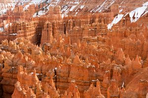 2019年，犹他州布莱斯峡谷国家公园的胡杜斯（Hoodoos）--因侵蚀而形成的尖顶（照片