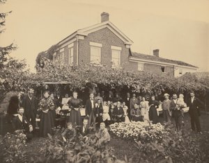 一个家庭的肖像，宾夕法尼亚州米德维尔附近，1885-1889 年（照片） 作者 艾拉·霍尔