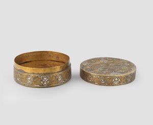 盒子，带圆柱形盖，银刻黄铜刻纹，随后镀金，并可能加上内带，1400-c.1525 作者 伊朗学校