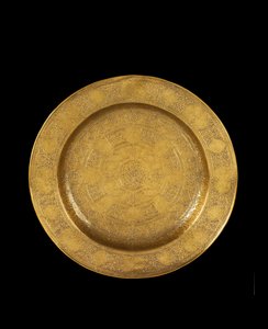 1575-99年，刻有黄铜且带有银质镶嵌并随后镀金的菜肴 作者 伊朗学校