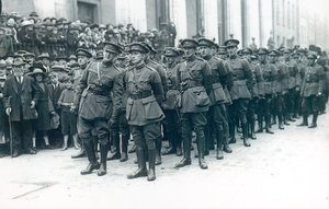 迈克尔柯林斯（1890-1922）（左）在1922年8月亚瑟格里菲斯的葬礼上担任爱尔兰自由州军队的负责人