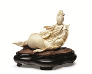 象牙雕刻的荷叶观音，明治时期，十九世纪末（象牙木座） 作者 石川公明