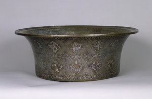 盆地，名为Sultan Al-Malik Al-Adil（1143-1218）Ayyubid Period，1238-40（银和铜）