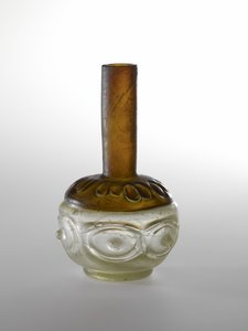 瓶子c。 9世纪（玻璃） 作者 伊斯兰学校