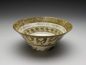坐姿碗，13世纪初（釉身，在不透明的白色釉上涂有光泽） 作者 伊斯兰学校