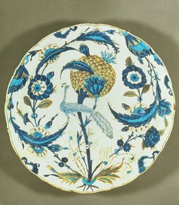 伊兹尼克菜上画着一只孔雀栖息在鲜花中，土耳其，1550-55（多彩釉下冰淇淋） 作者 伊斯兰学校
