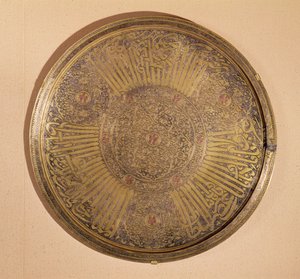 板块上写着苏丹Al-Mujahid Saif-ud-din Ali的名字（1322-63）拉苏里德王朝，也门（金属）