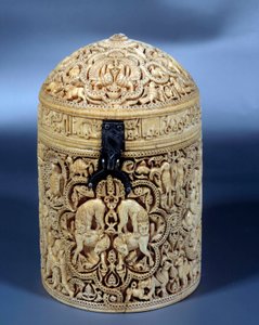 Pyxide (box) of Al-Mughira (Al Mughira or Moughira) in ivory from Cordoba and intended for the Emir, 968. Paris, Louvre Museum 作者 伊斯兰学校