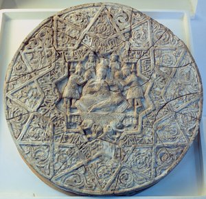 太阳圆盘描绘了一个国王盘腿坐在宝座上，两个天使在中心，在伊朗雷（灰泥）发现 作者 伊斯兰学校