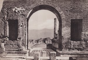 尼禄拱门（Arco Di Nerone）（黑白照片）。 作者 意大利摄影师