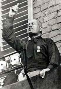 Mussolini in a black shirt 作者 意大利摄影师
