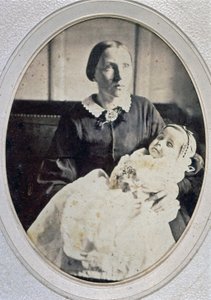 一个小女孩的死后肖像，由她母亲抱着，约 1855 年（黑白照片）