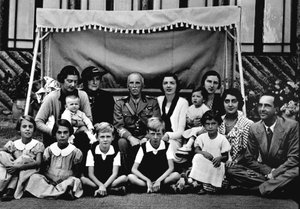 意大利王室。 在中心维克多·伊曼纽尔三世 (Vittorio Emanuele)。 坐着的孩子中，左起第三位是维克多-伊曼纽尔王子（Victor-Emmanuel）（Vittorio Emanuele），最后一位是他的父亲亨伯特二世（Umberto II）。 19 作者 意大利摄影师
