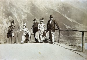 意大利山区的游客，约1895年（棕褐色照片）。 作者 意大利摄影师